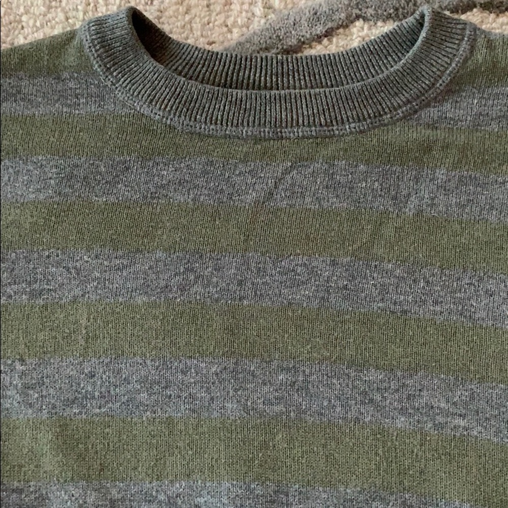 Men’s Old Navy Sweater - Picture 2 of 2